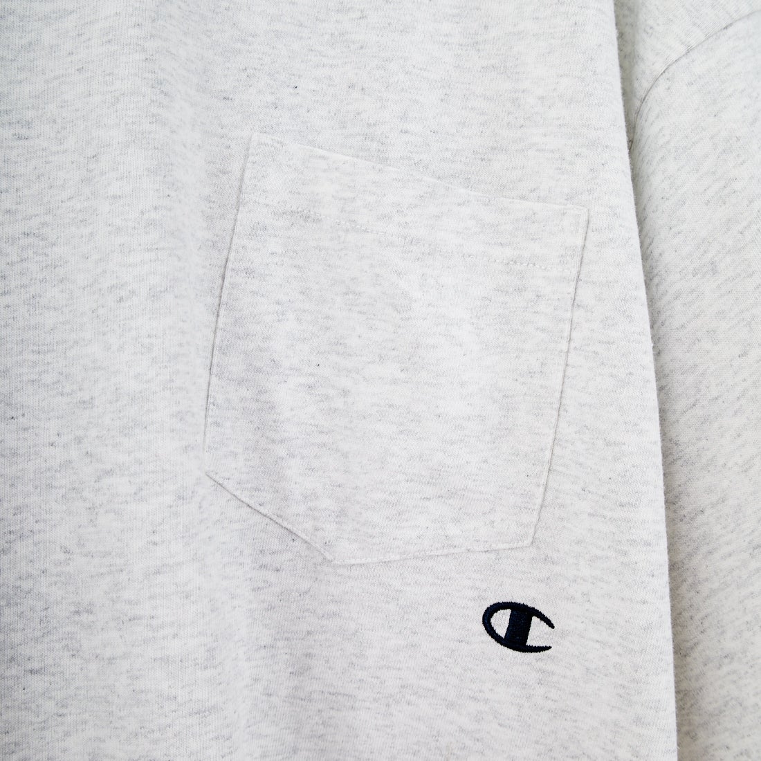 Champion [チャンピオン] 別注 スリーアイコン ロゴ刺繍ポケットTシャツ [C8-D334-JF] 060 H.GRAY