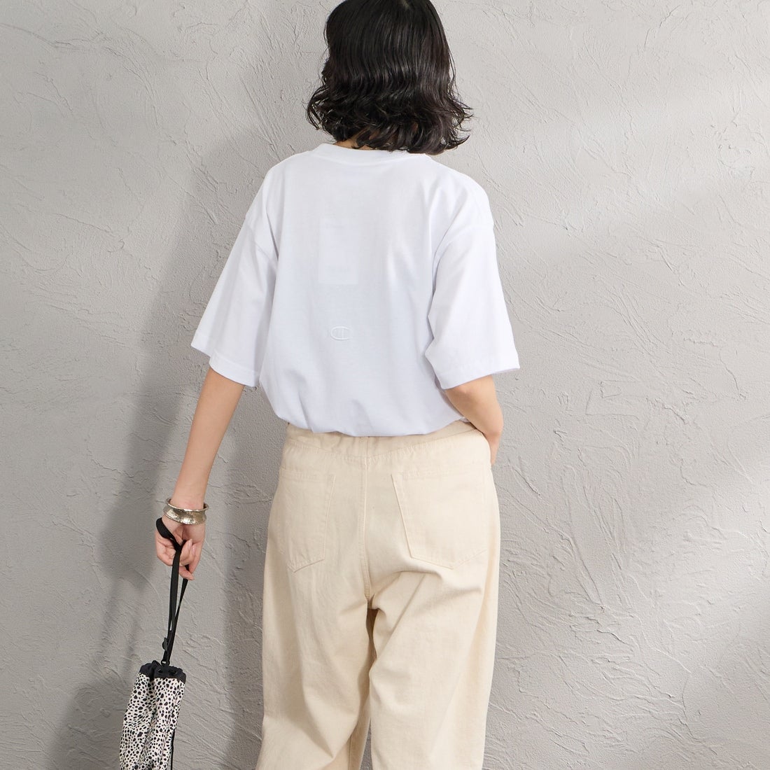 Champion [チャンピオン] 別注 スリーアイコン ロゴ刺繍ポケットTシャツ [C8-D334-JF] 010 WHITE &&モデル身長：162cm 着用サイズ：S&&