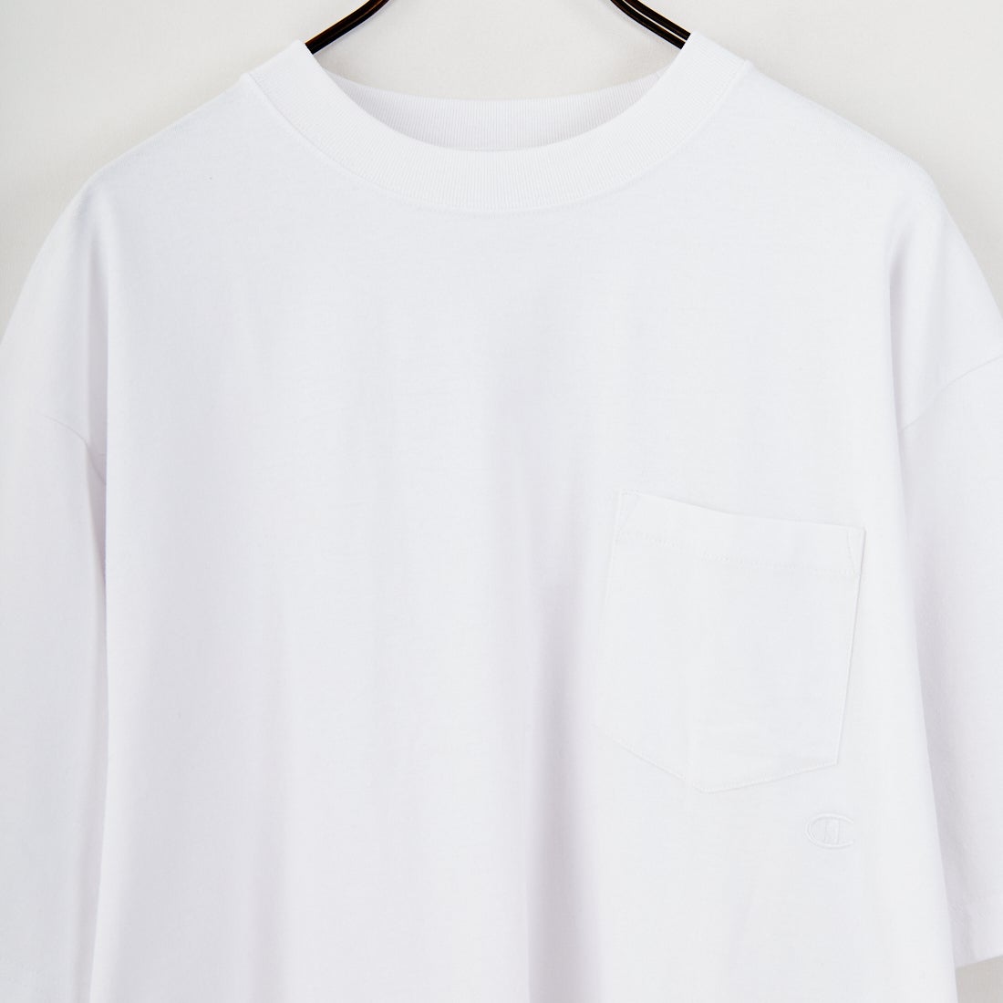 Champion [チャンピオン] 別注 スリーアイコン ロゴ刺繍ポケットTシャツ [C8-D334-JF] 010 WHITE