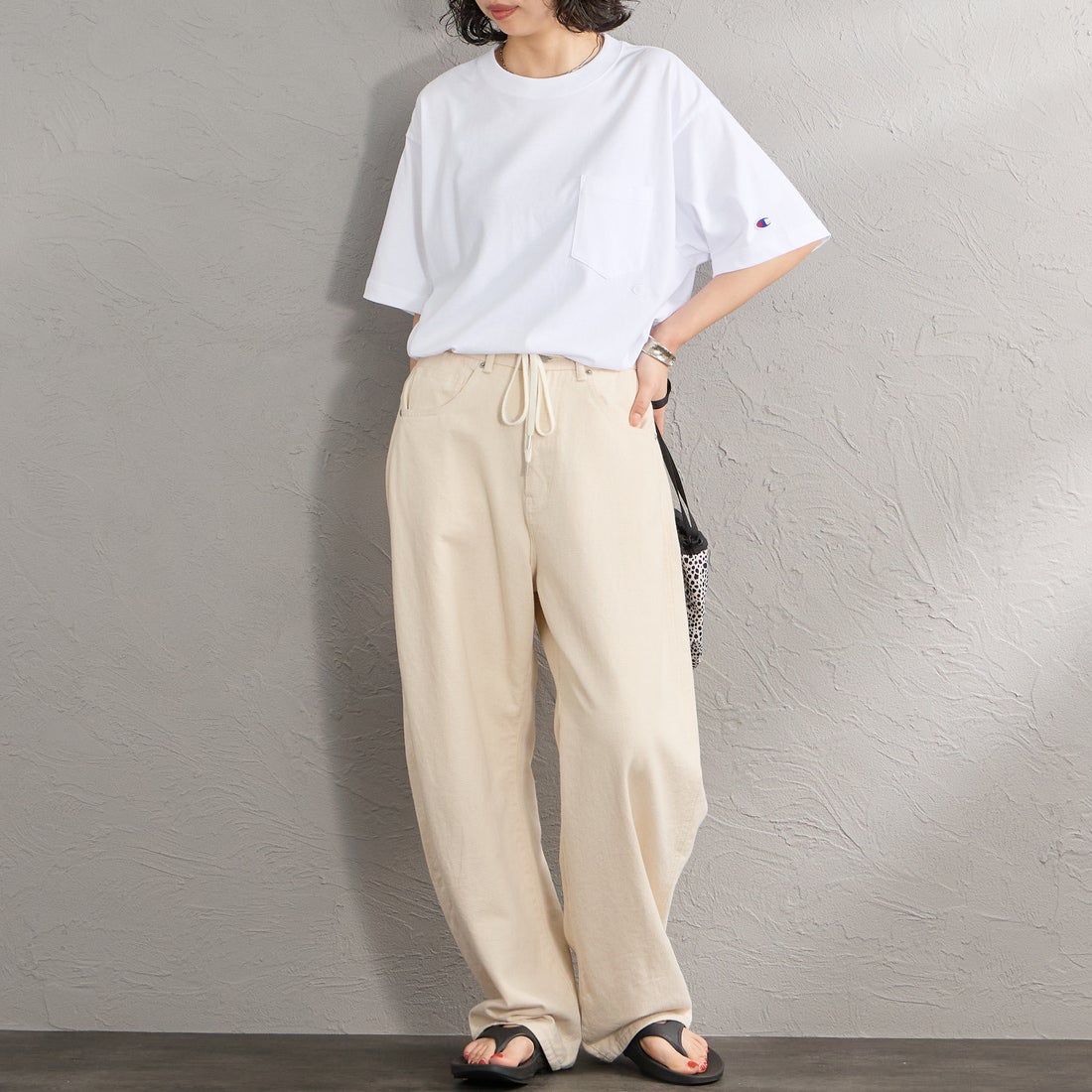 Champion [チャンピオン] 別注 スリーアイコン ロゴ刺繍ポケットTシャツ [C8-D334-JF] 010 WHITE &&モデル身長：162cm 着用サイズ：S&&
