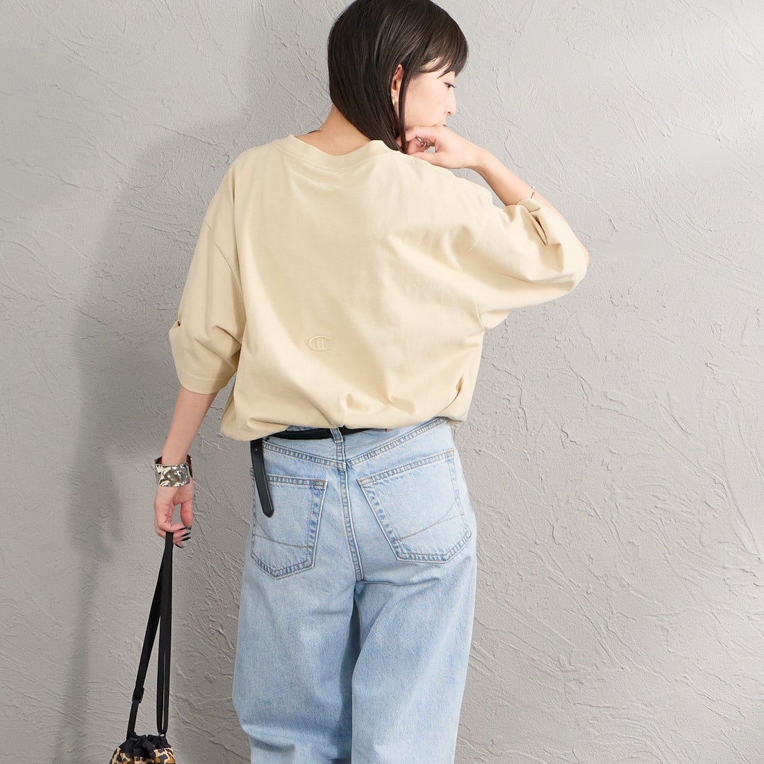 Champion [チャンピオン] 別注 スリーアイコン ロゴ刺繍ポケットTシャツ [C8-D334-JF] 790 PUTTY &&モデル身長：150cm 着用サイズ：S&&