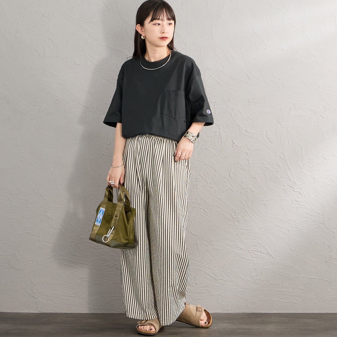 Champion [チャンピオン] 別注 スリーアイコン ロゴ刺繍ポケットTシャツ [C8-D334-JF] 090 BLACK &&モデル身長：150cm 着用サイズ：S&&