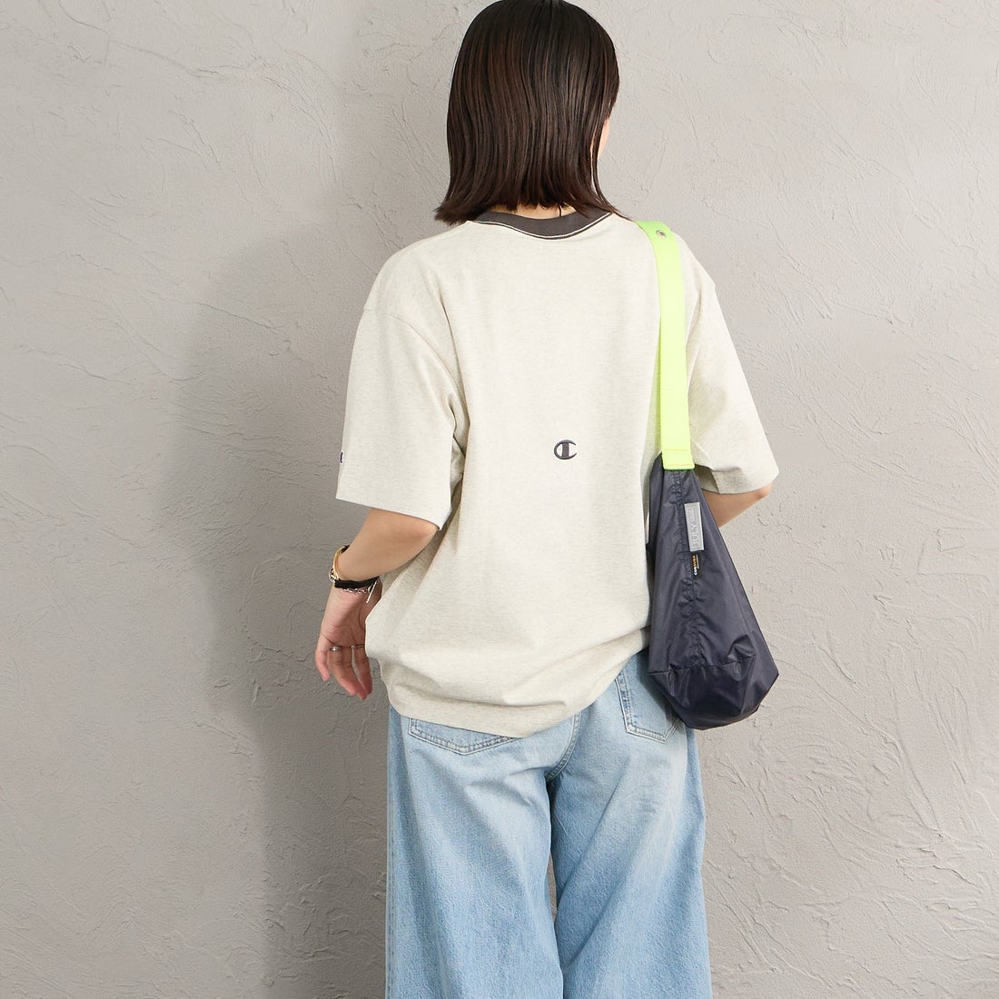 Champion [チャンピオン] 別注 スリーアイコン ロゴ刺繍ポケットTシャツ [C8-D334-JF] 810 OATMEA &&モデル身長：160cm 着用サイズ：S&&
