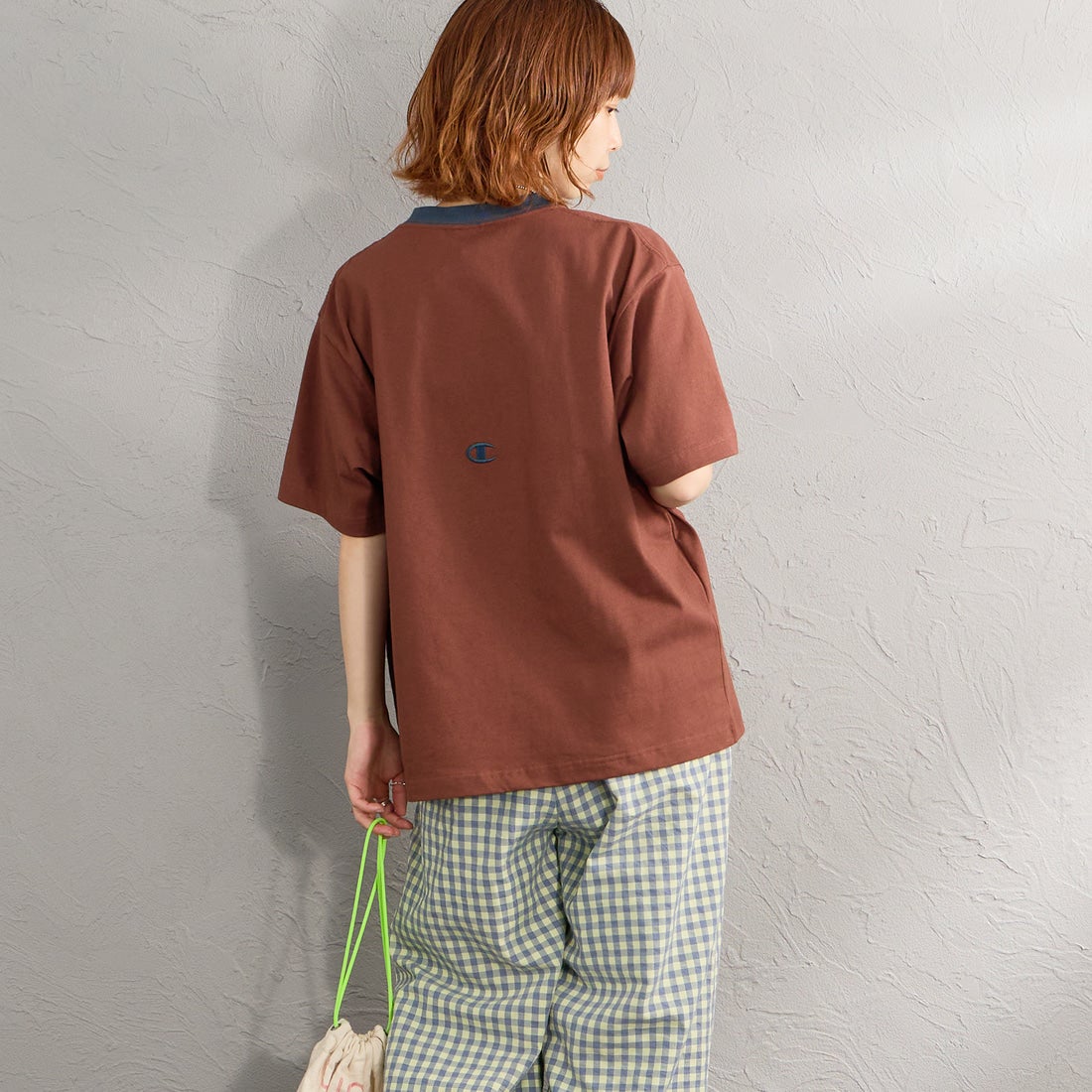 Champion [チャンピオン] 別注 スリーアイコン ロゴ刺繍ポケットTシャツ [C8-D334-JF] 865 M.BROW &&モデル身長：158cm 着用サイズ：S&&