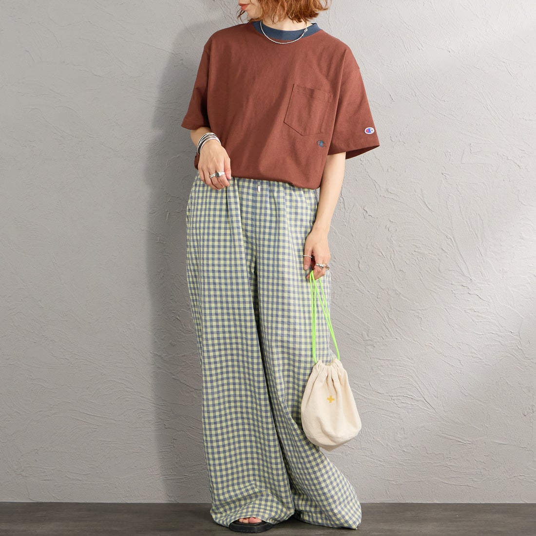 Champion [チャンピオン] 別注 スリーアイコン ロゴ刺繍ポケットTシャツ [C8-D334-JF] 865 M.BROW &&モデル身長：158cm 着用サイズ：S&&