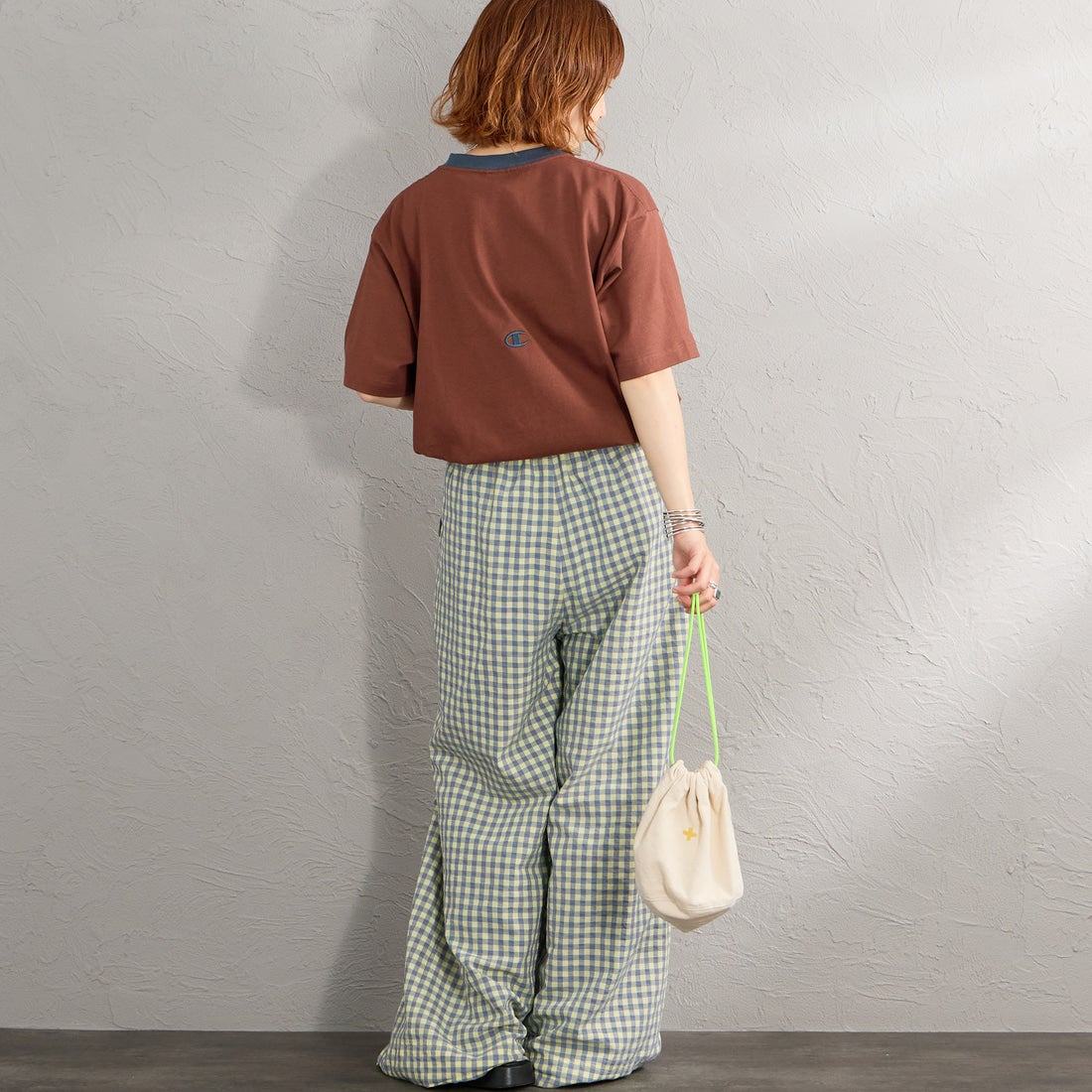 Champion [チャンピオン] 別注 スリーアイコン ロゴ刺繍ポケットTシャツ [C8-D334-JF] 865 M.BROW &&モデル身長：158cm 着用サイズ：S&&