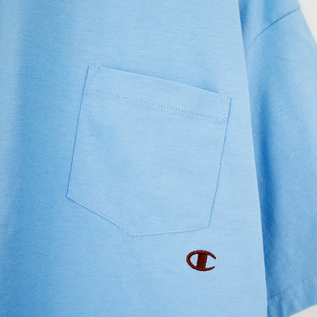 Champion [チャンピオン] 別注 スリーアイコン ロゴ刺繍ポケットTシャツ [C8-D334-JF] 380 L.BLUE