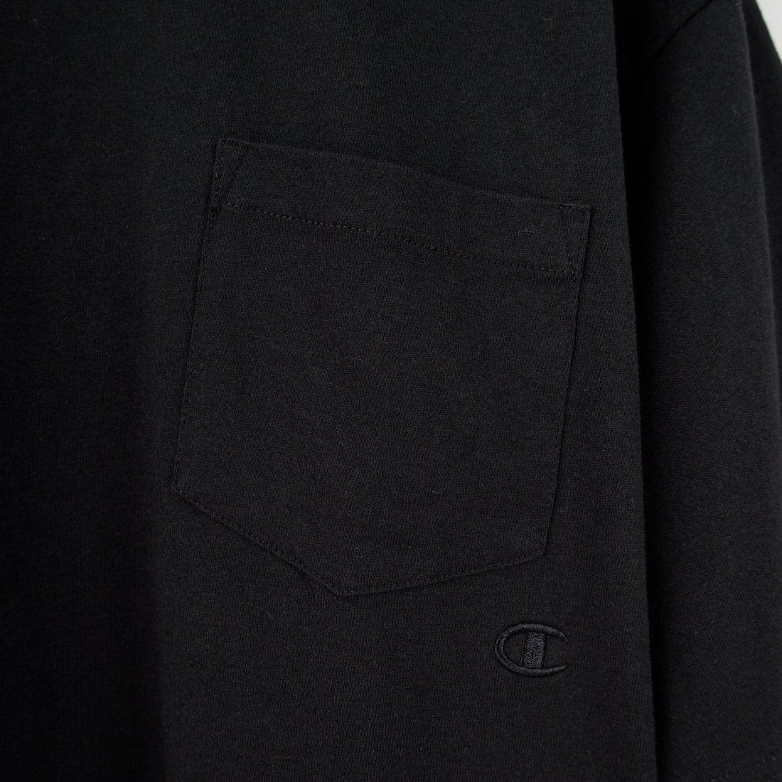 Champion [チャンピオン] 別注 スリーアイコン ロゴ刺繍ポケットTシャツ [C8-D334-JF] 090 BLACK