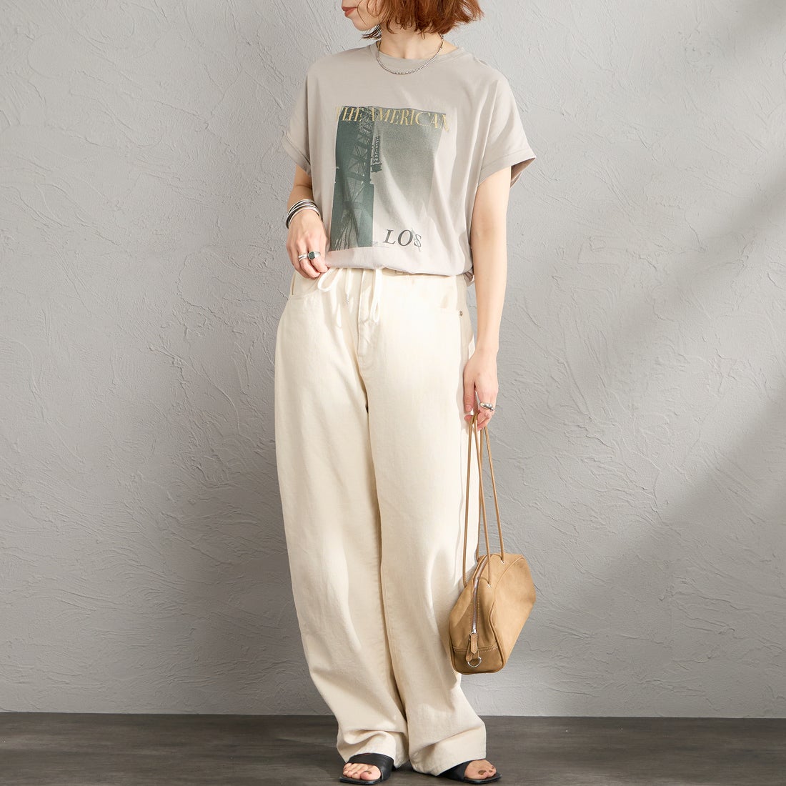 MICA&DEAL × JEANSFACTORY [マイカアンドディール × ジーンズファクトリー] 別注 フレンチスリーブ フォトプリントTシャツ [0126209177-JF] GREIGE &&モデル身長：158cm 着用サイズ：F&&