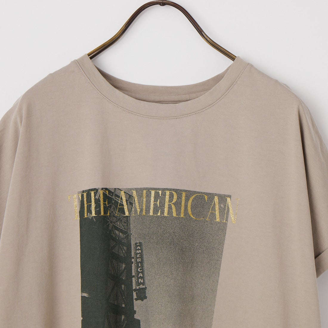 MICA&DEAL × JEANSFACTORY [マイカアンドディール × ジーンズファクトリー] 別注 フレンチスリーブ フォトプリントTシャツ [0126209177-JF] GREIGE