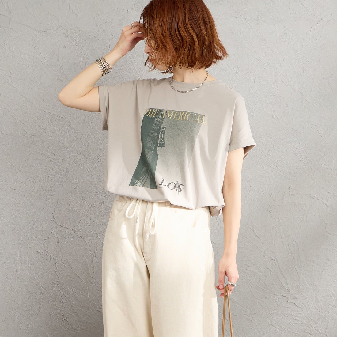 MICA&DEAL × JEANSFACTORY [マイカアンドディール × ジーンズファクトリー] 別注 フレンチスリーブ フォトプリントTシャツ [0126209177-JF] GREIGE &&モデル身長：158cm 着用サイズ：F&&