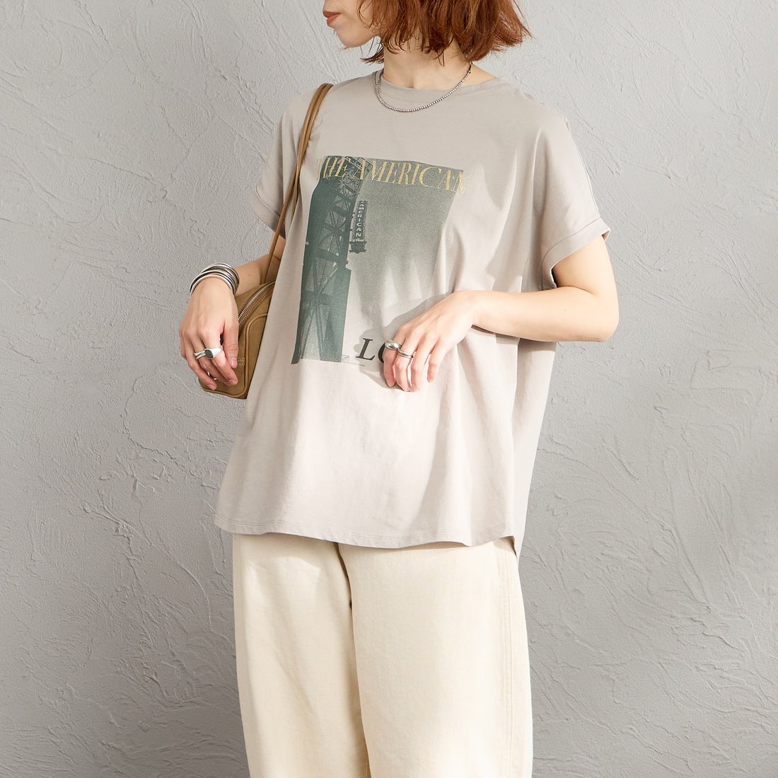 MICA&DEAL × JEANSFACTORY [マイカアンドディール × ジーンズファクトリー] 別注 フレンチスリーブ フォトプリントTシャツ [0126209177-JF] GREIGE &&モデル身長：158cm 着用サイズ：F&&