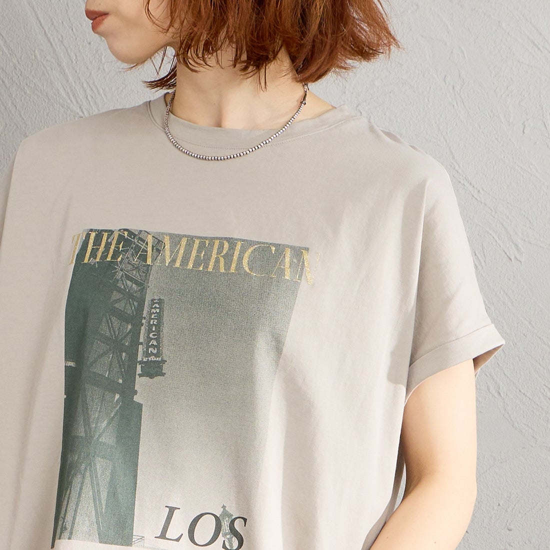 MICA&DEAL × JEANSFACTORY [マイカアンドディール × ジーンズファクトリー] 別注 フレンチスリーブ フォトプリントTシャツ [0126209177-JF] GREIGE &&モデル身長：158cm 着用サイズ：F&&