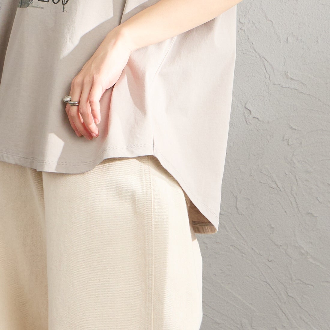 MICA&DEAL × JEANSFACTORY [マイカアンドディール × ジーンズファクトリー] 別注 フレンチスリーブ フォトプリントTシャツ [0126209177-JF] GREIGE &&モデル身長：158cm 着用サイズ：F&&