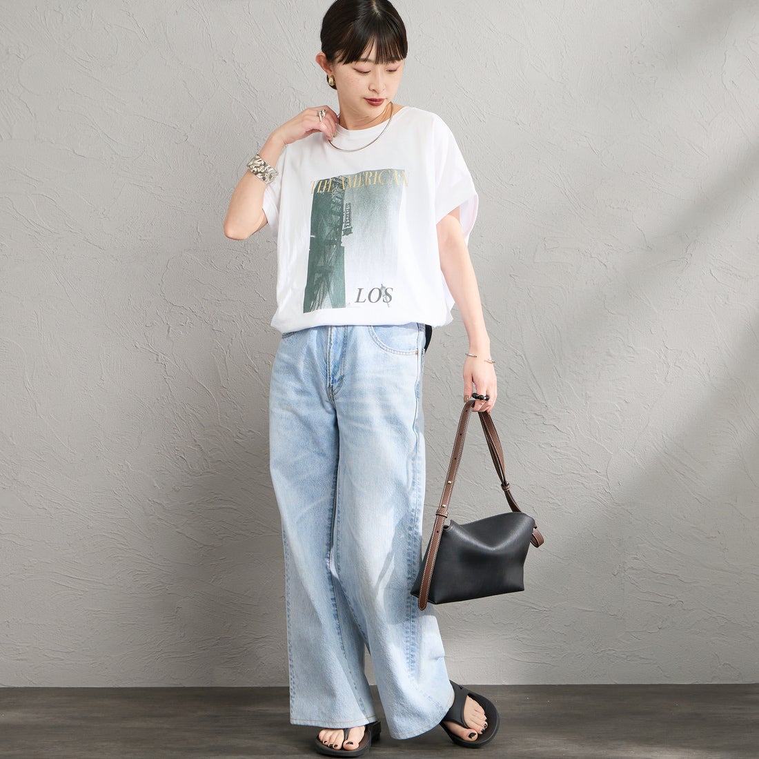 MICA&DEAL × JEANSFACTORY [マイカアンドディール × ジーンズファクトリー] 別注 フレンチスリーブ フォトプリントTシャツ [0126209177-JF] WHITE &&モデル身長：150cm 着用サイズ：F&&