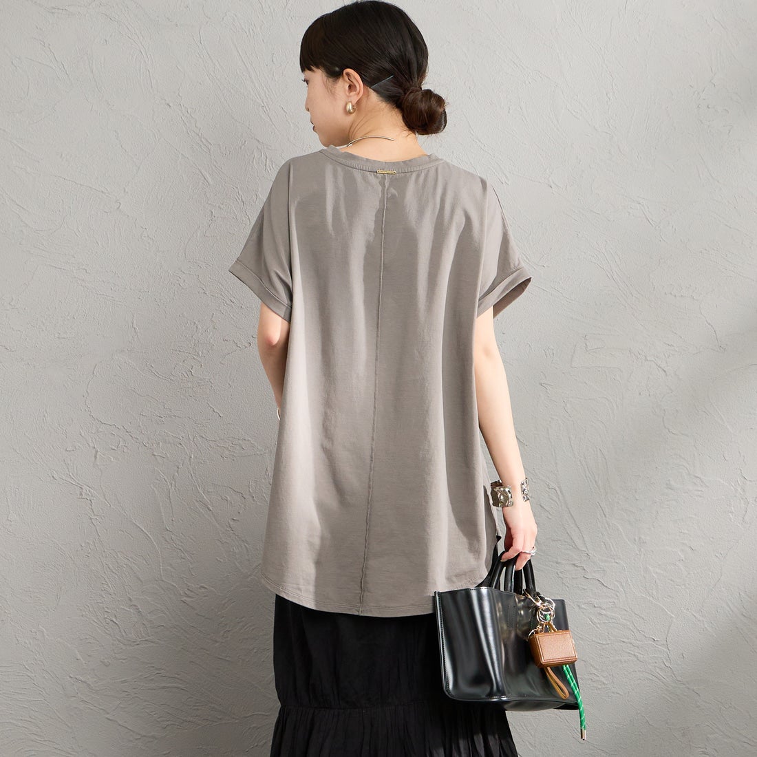 MICA&DEAL × JEANSFACTORY [マイカアンドディール × ジーンズファクトリー] 別注 フレンチスリーブ フォトプリントTシャツ [0126209177-JF] CHARCOAL &&モデル身長：150cm 着用サイズ：F&&