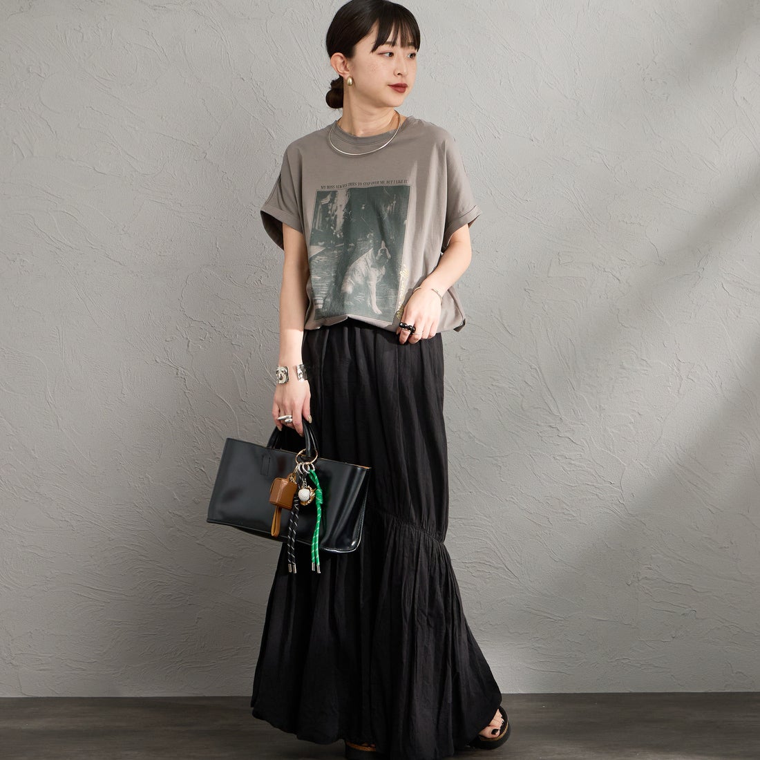 MICA&DEAL × JEANSFACTORY [マイカアンドディール × ジーンズファクトリー] 別注 フレンチスリーブ フォトプリントTシャツ [0126209178-JF] CHARCOAL &&モデル身長：150cm 着用サイズ：F&&