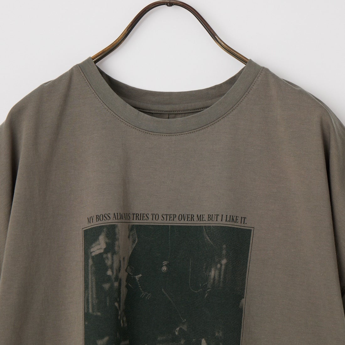 MICA&DEAL × JEANSFACTORY [マイカアンドディール × ジーンズファクトリー] 別注 フレンチスリーブ フォトプリントTシャツ [0126209178-JF] CHARCOAL