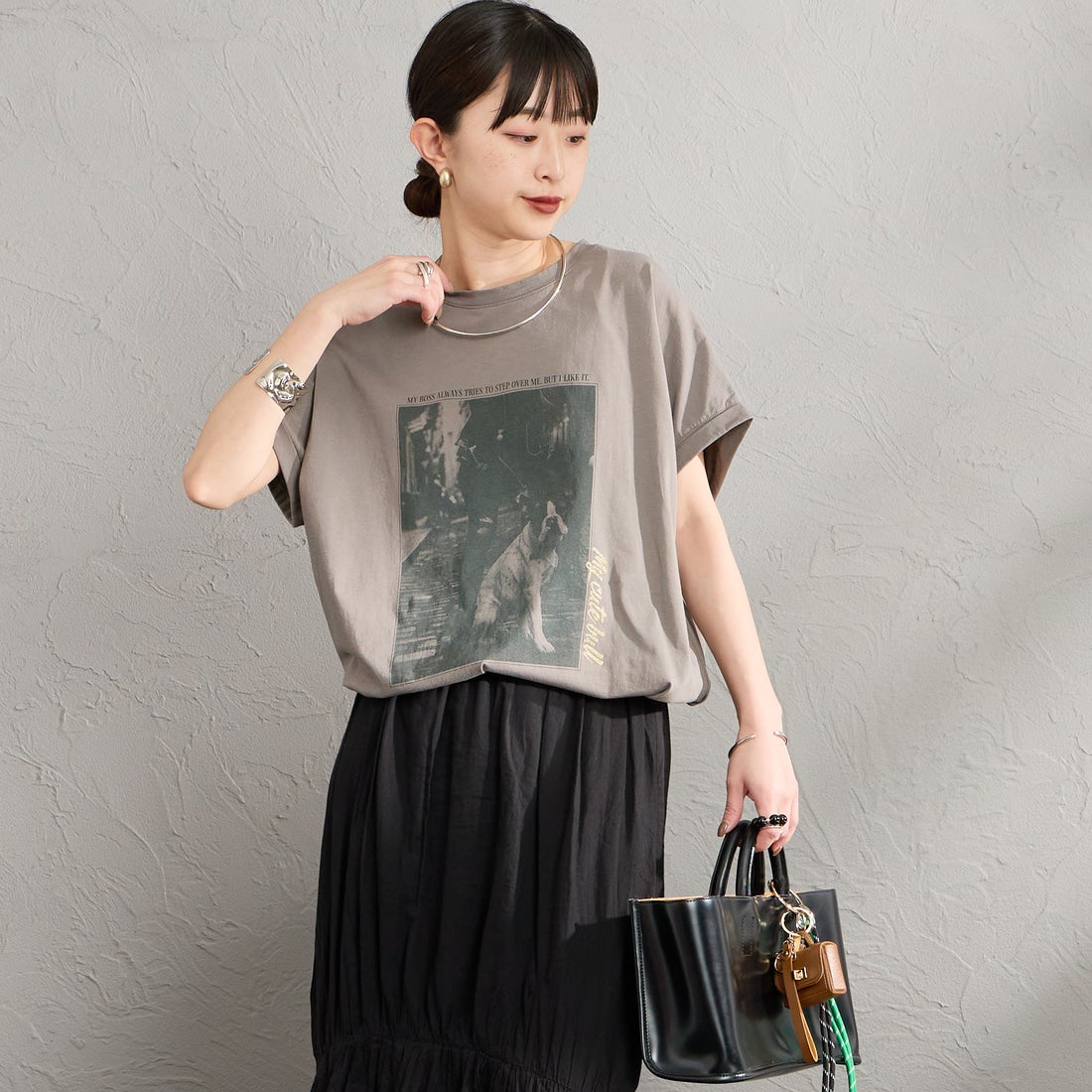 MICA&DEAL × JEANSFACTORY [マイカアンドディール × ジーンズファクトリー] 別注 フレンチスリーブ フォトプリントTシャツ [0126209178-JF] CHARCOAL &&モデル身長：150cm 着用サイズ：F&&