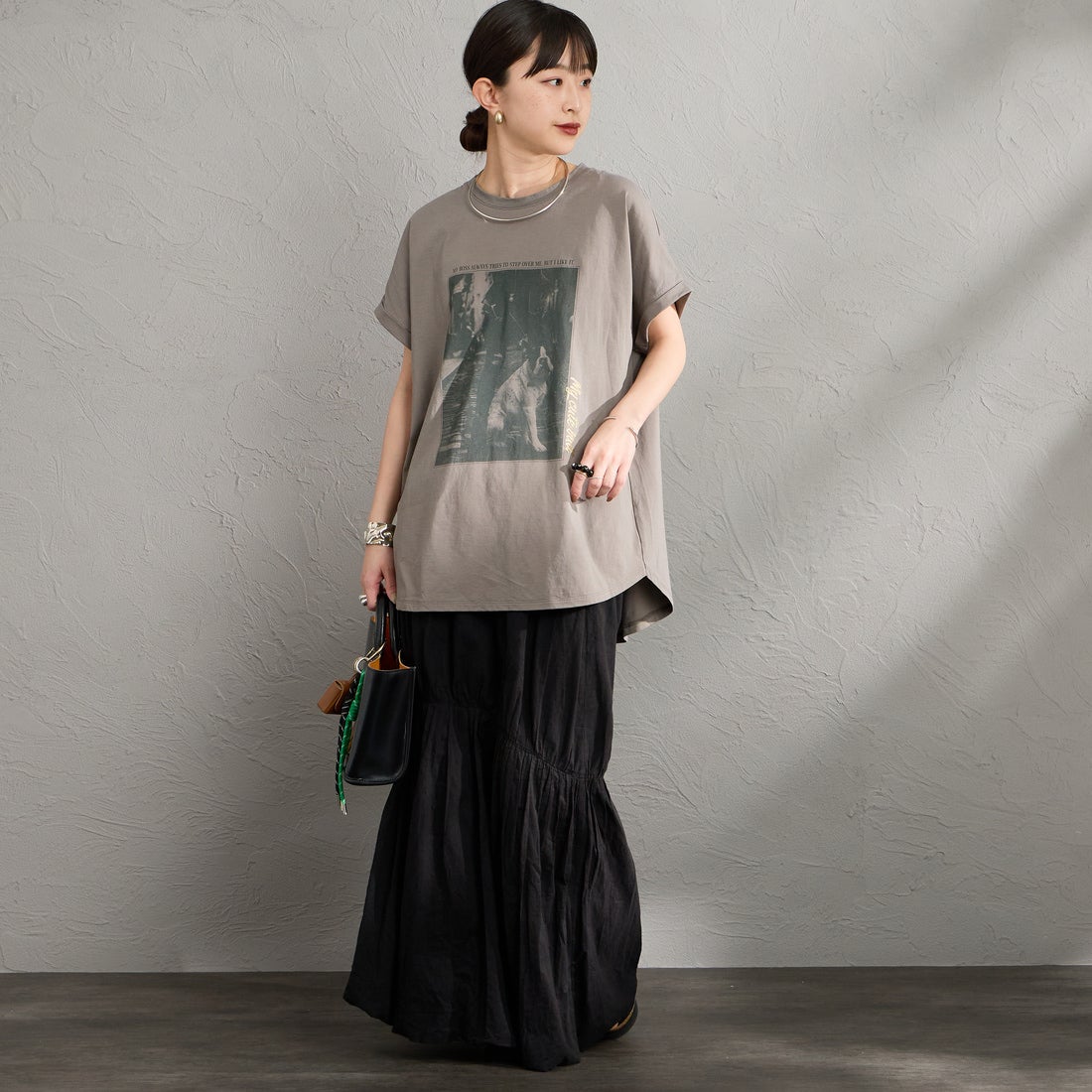 MICA&DEAL × JEANSFACTORY [マイカアンドディール × ジーンズファクトリー] 別注 フレンチスリーブ フォトプリントTシャツ [0126209178-JF] CHARCOAL &&モデル身長：150cm 着用サイズ：F&&