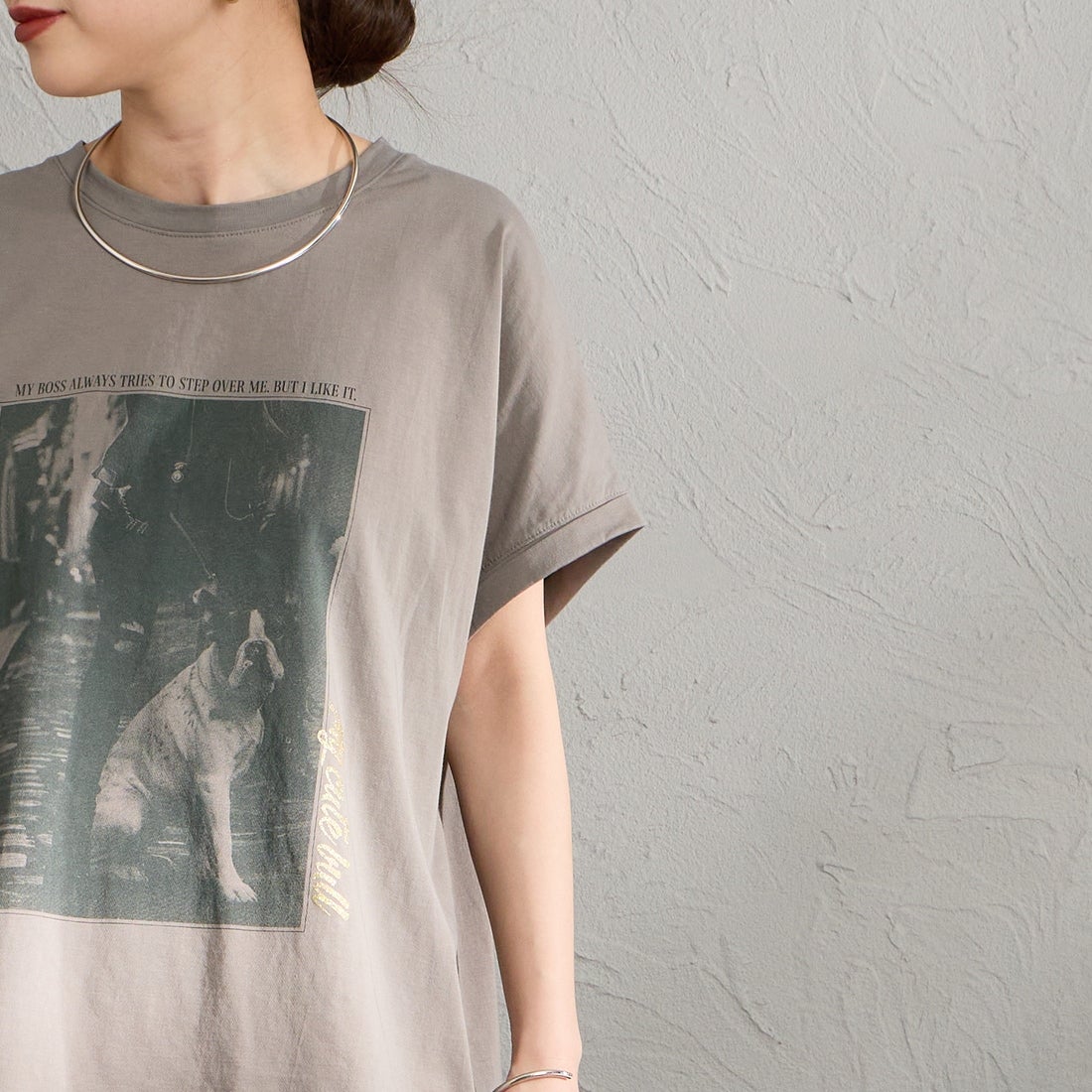 MICA&DEAL × JEANSFACTORY [マイカアンドディール × ジーンズファクトリー] 別注 フレンチスリーブ フォトプリントTシャツ [0126209178-JF] CHARCOAL &&モデル身長：150cm 着用サイズ：F&&