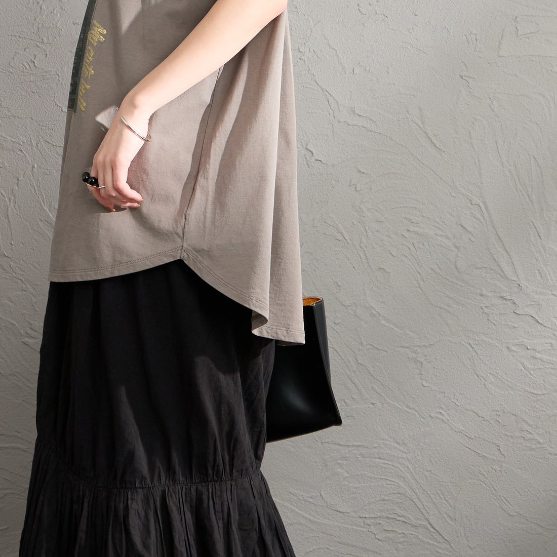 MICA&DEAL × JEANSFACTORY [マイカアンドディール × ジーンズファクトリー] 別注 フレンチスリーブ フォトプリントTシャツ [0126209178-JF] CHARCOAL &&モデル身長：150cm 着用サイズ：F&&