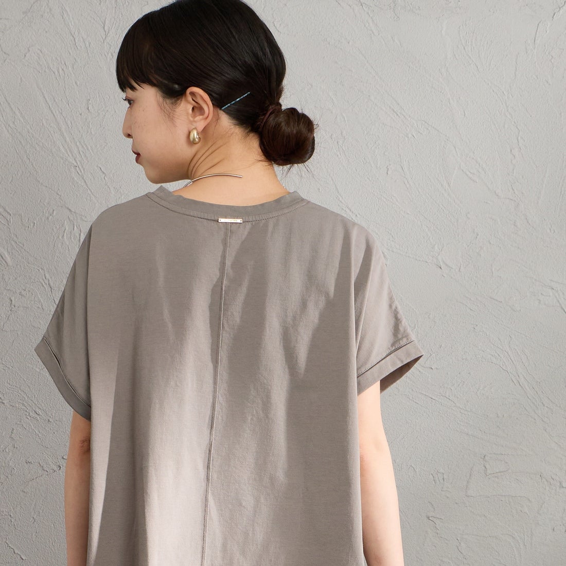 MICA&DEAL × JEANSFACTORY [マイカアンドディール × ジーンズファクトリー] 別注 フレンチスリーブ フォトプリントTシャツ [0126209178-JF] CHARCOAL &&モデル身長：150cm 着用サイズ：F&&