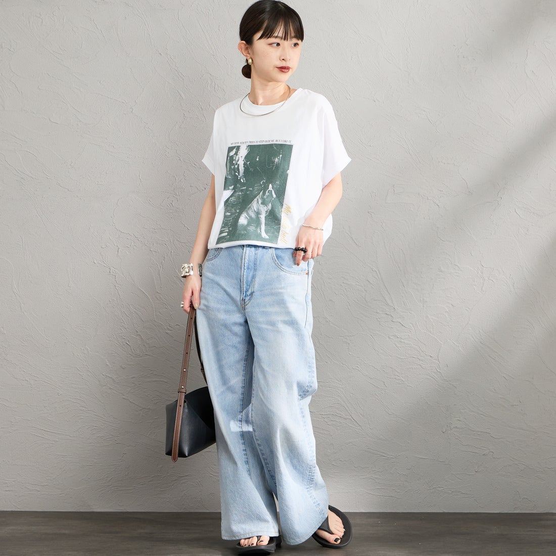 MICA&DEAL × JEANSFACTORY [マイカアンドディール × ジーンズファクトリー] 別注 フレンチスリーブ フォトプリントTシャツ [0126209178-JF] WHITE &&モデル身長：150cm 着用サイズ：F&&