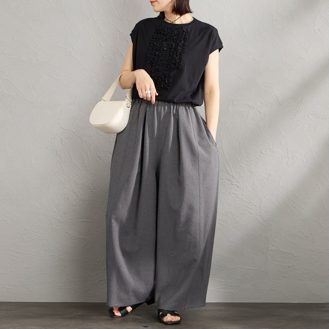 mizuiro ind [ミズイロインド] フレンチスリーブフリルプルオーバー [1-210082] 99 BLACK &&モデル身長：160cm 着用サイズ：F&&