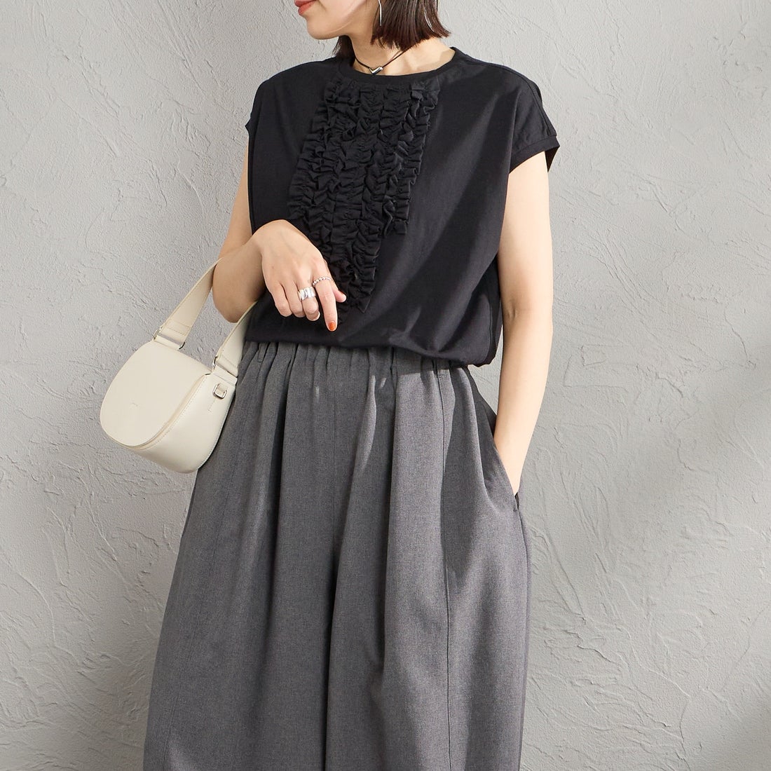 mizuiro ind [ミズイロインド] フレンチスリーブフリルプルオーバー [1-210082] 99 BLACK &&モデル身長：160cm 着用サイズ：F&&