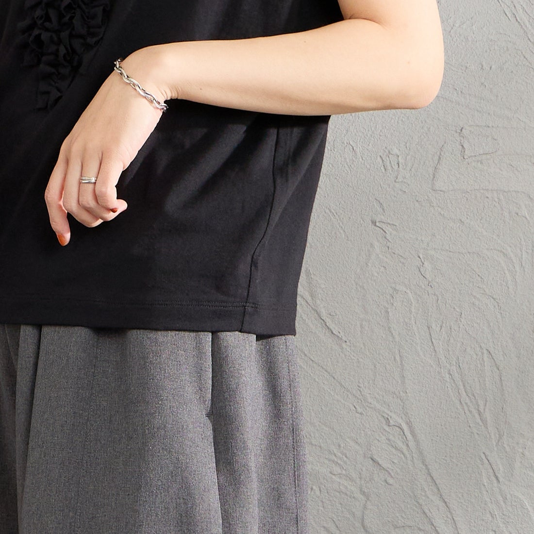 mizuiro ind [ミズイロインド] フレンチスリーブフリルプルオーバー [1-210082] 99 BLACK &&モデル身長：160cm 着用サイズ：F&&