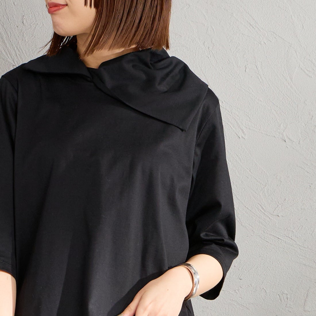 mizuiro ind [ミズイロインド] アシンメトリーカラープルオーバー [1-210071] 99 BLACK &&モデル身長：159cm 着用サイズ：F&&