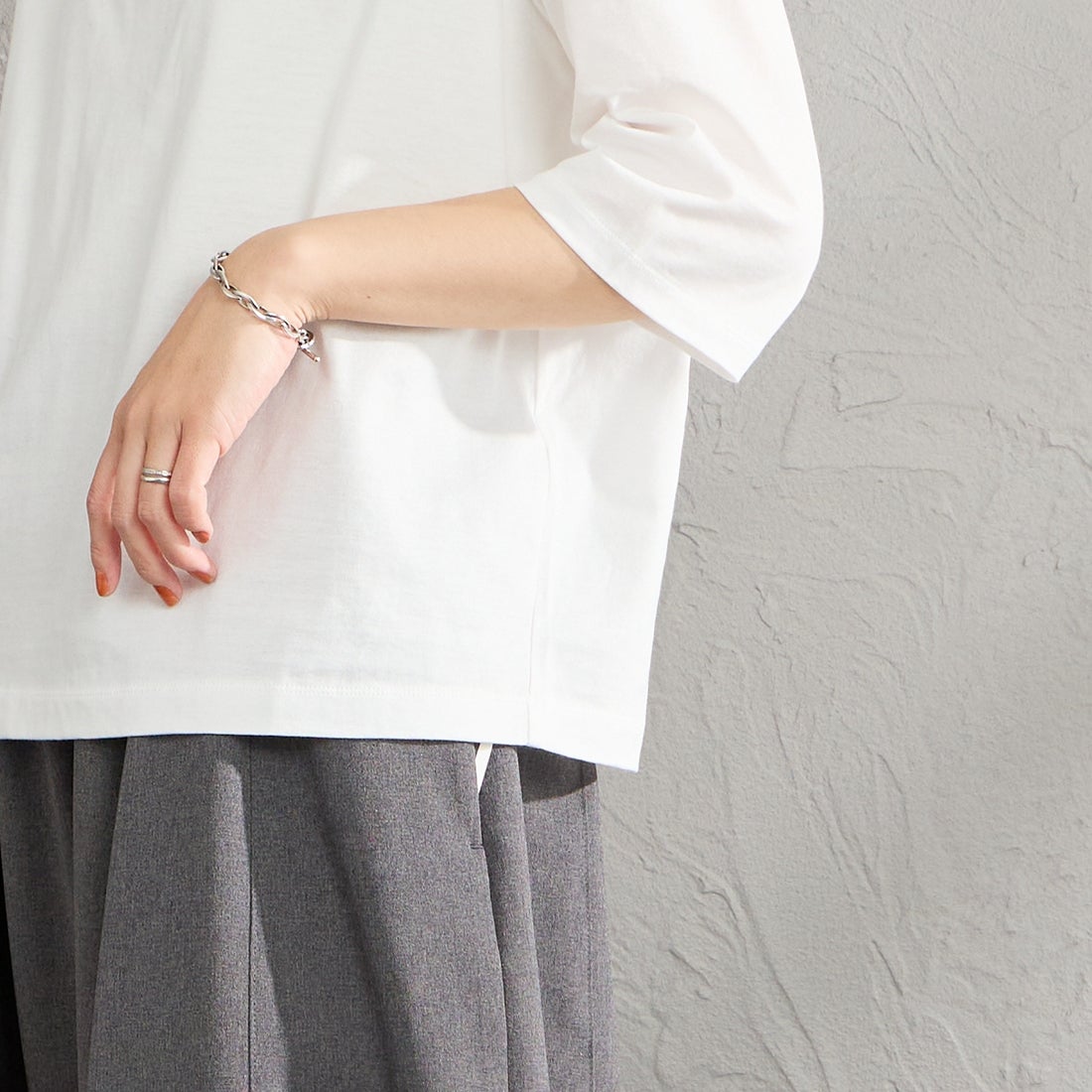 mizuiro ind [ミズイロインド] アシンメトリーカラープルオーバー [1-210071] 11 OFF WHI &&モデル身長：160cm 着用サイズ：F&&