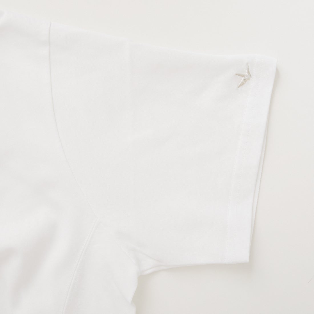 1PIU1UGUALE3 RELAX [ウノ ピゥ ウノ ウグァーレ トレ] リバース ロゴ 半袖Tシャツ [UST-26069] SN10 WHITE