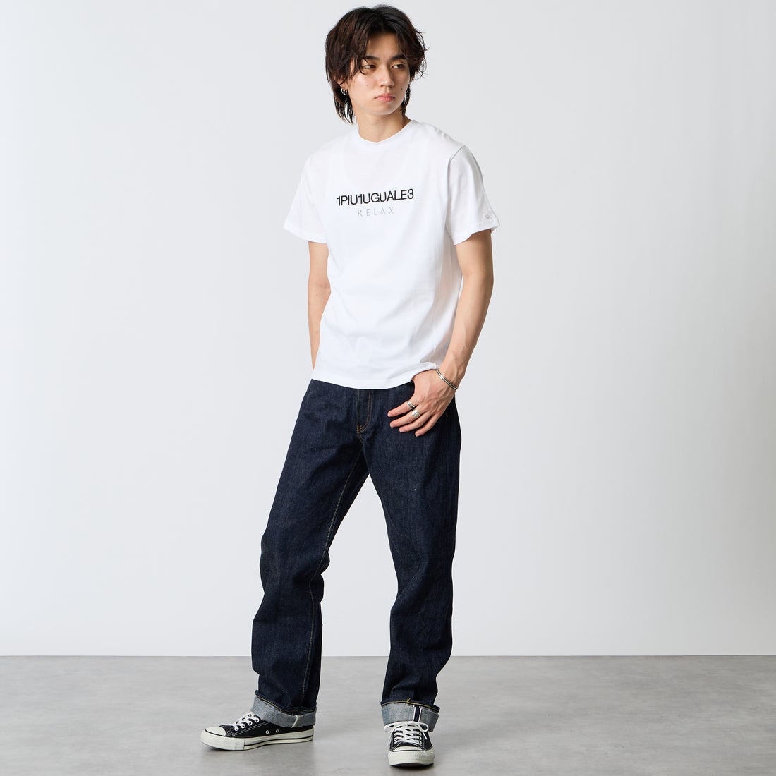 1PIU1UGUALE3 RELAX [ウノ ピゥ ウノ ウグァーレ トレ] リバース ロゴ 半袖Tシャツ [UST-26069] SN10 WHITE &&モデル身長：177cm 着用サイズ：M&&