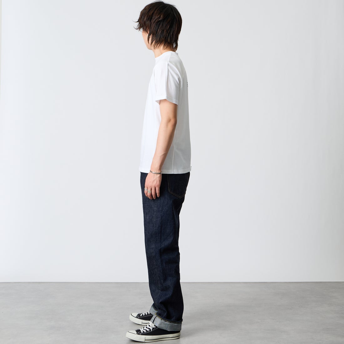 1PIU1UGUALE3 RELAX [ウノ ピゥ ウノ ウグァーレ トレ] リバース ロゴ 半袖Tシャツ [UST-26069] SN10 WHITE &&モデル身長：177cm 着用サイズ：M&&