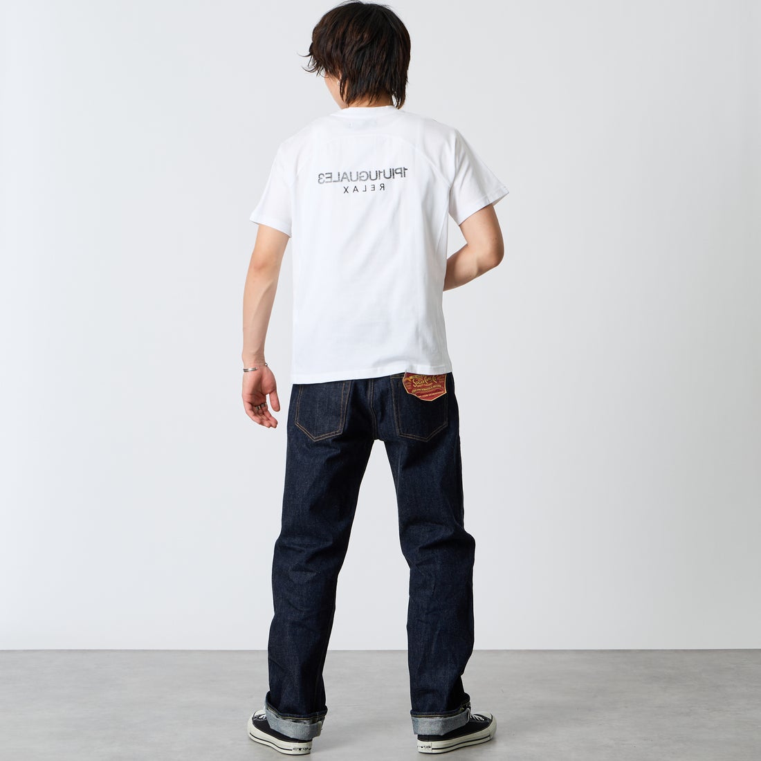 1PIU1UGUALE3 RELAX [ウノ ピゥ ウノ ウグァーレ トレ] リバース ロゴ 半袖Tシャツ [UST-26069] SN10 WHITE &&モデル身長：177cm 着用サイズ：M&&