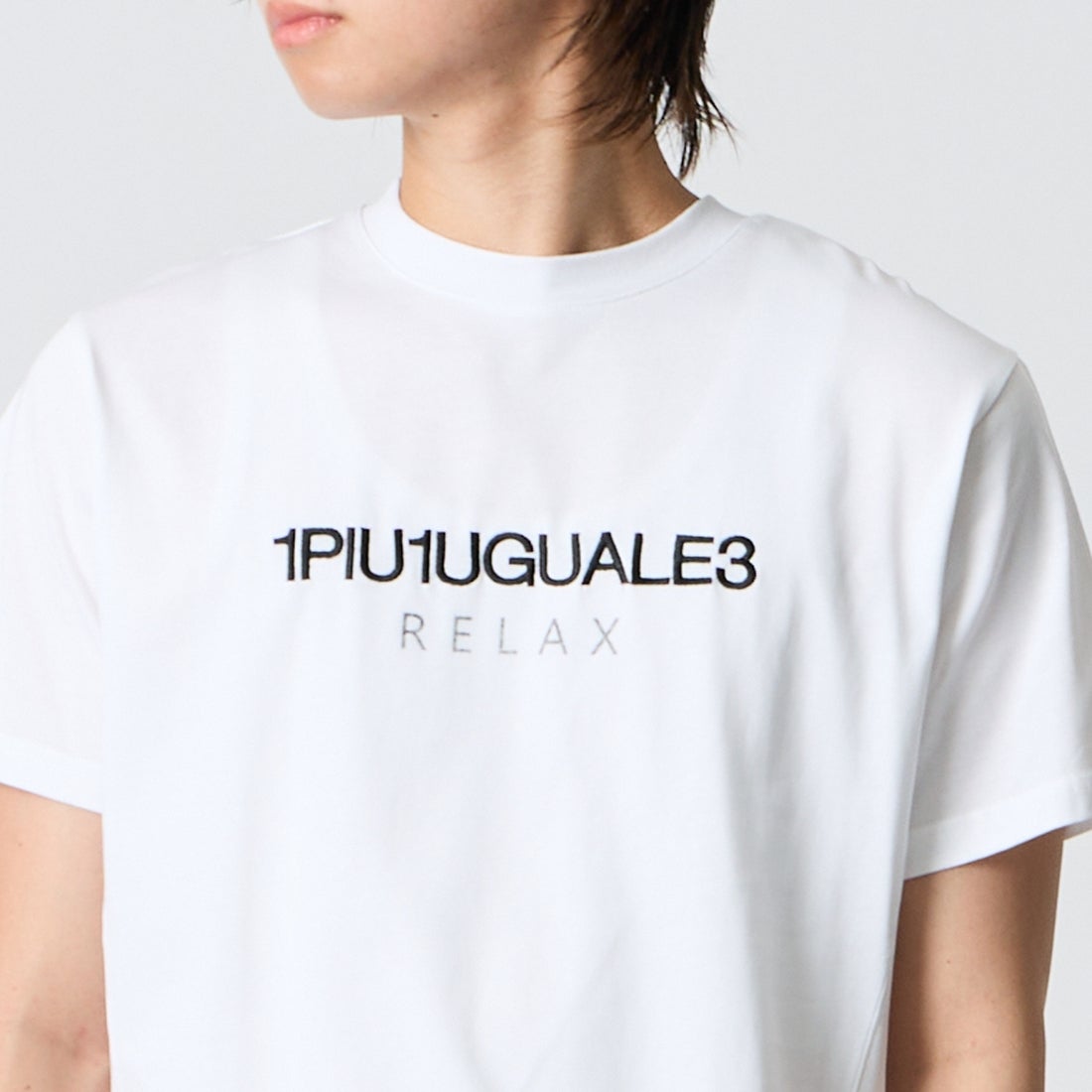 1PIU1UGUALE3 RELAX [ウノ ピゥ ウノ ウグァーレ トレ] リバース ロゴ 半袖Tシャツ [UST-26069] SN10 WHITE &&モデル身長：177cm 着用サイズ：M&&