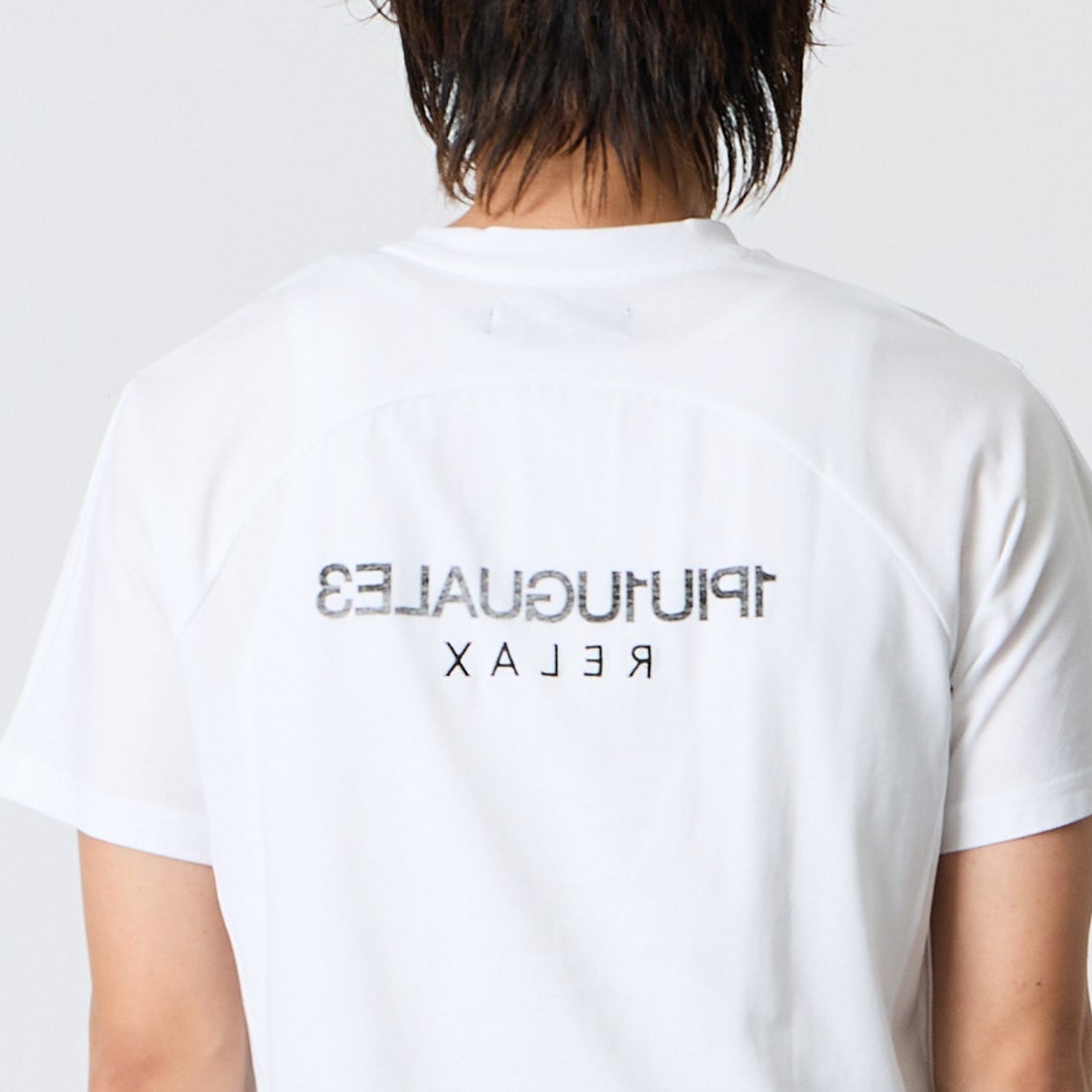1PIU1UGUALE3 RELAX [ウノ ピゥ ウノ ウグァーレ トレ] リバース ロゴ 半袖Tシャツ [UST-26069] SN10 WHITE &&モデル身長：177cm 着用サイズ：M&&
