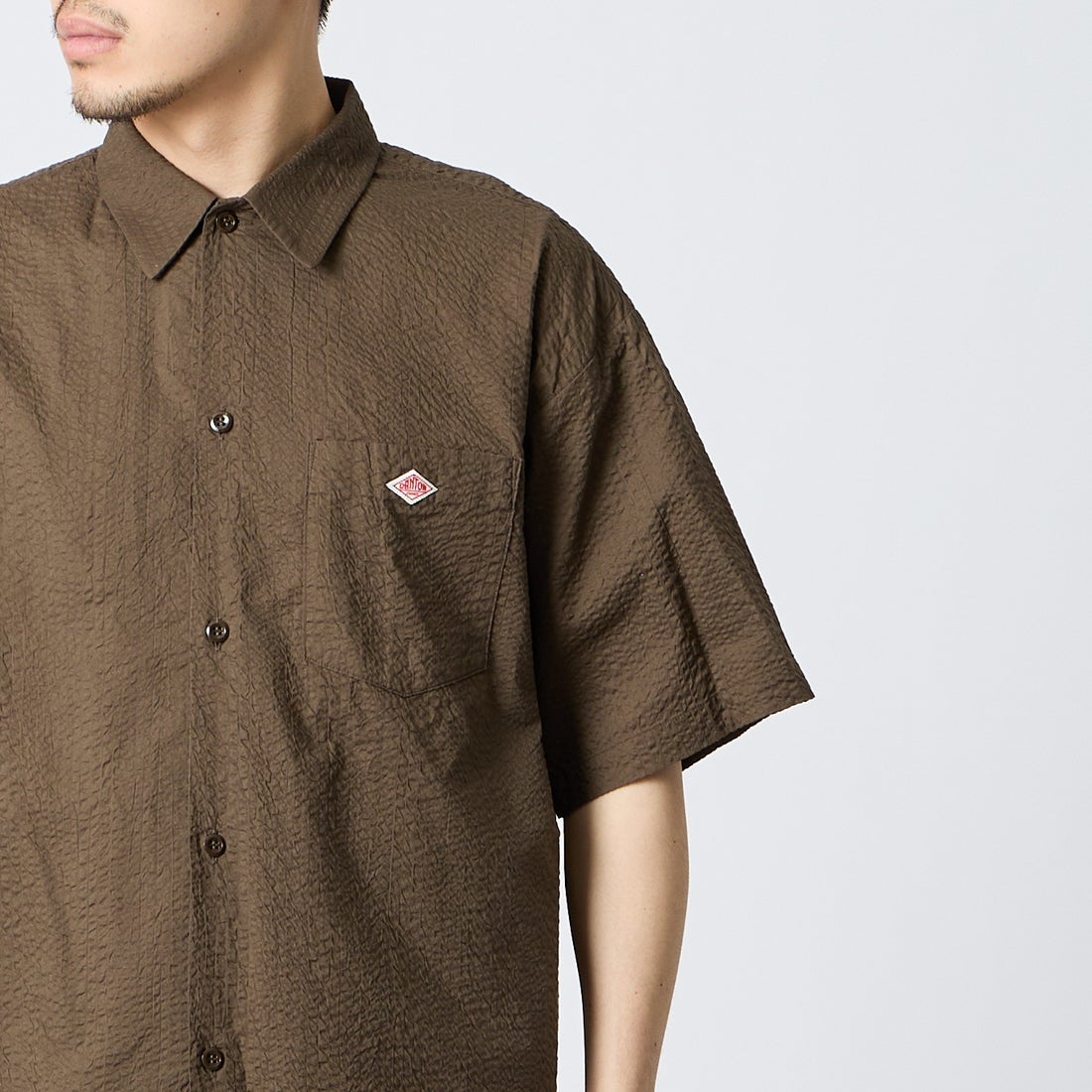 DANTON [ダントン] リンクルフィニッシュ ショートスリーブシャツ [DT-B0434UKK] BROWN &&モデル身長：168cm 着用サイズ：38&&