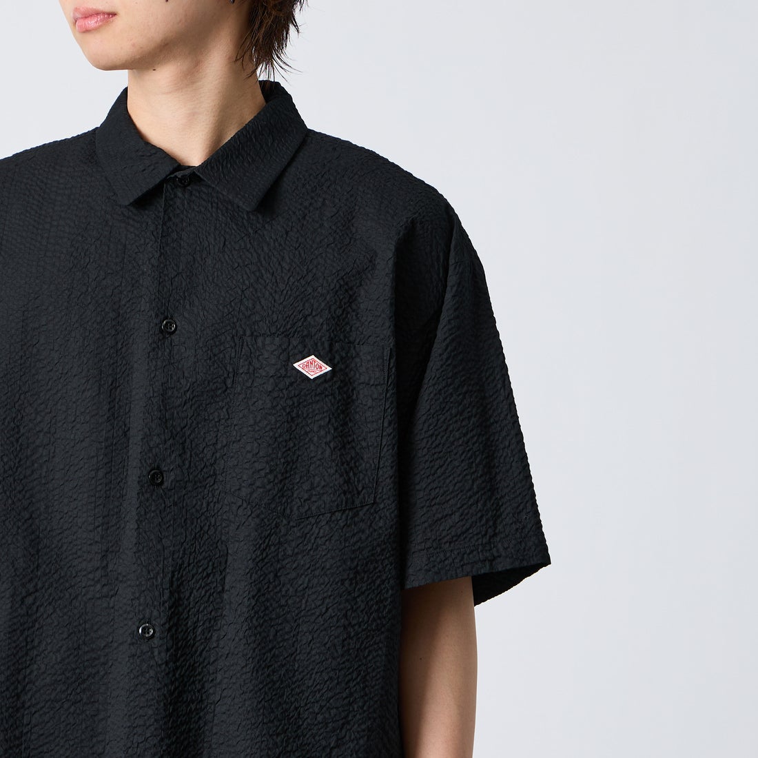 DANTON [ダントン] リンクルフィニッシュ ショートスリーブシャツ [DT-B0434UKK] BLACK &&モデル身長：177cm 着用サイズ：42&&