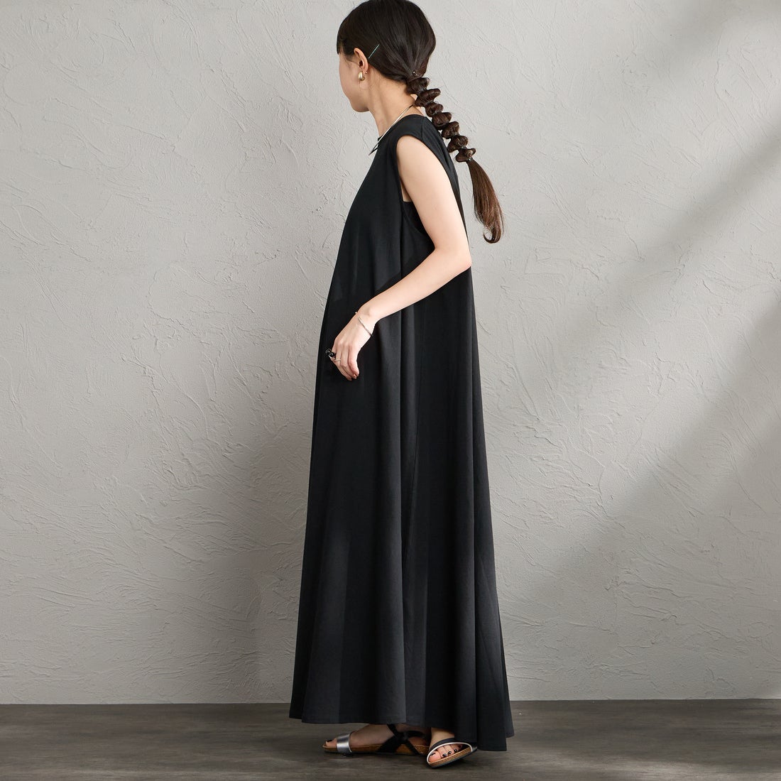 ORCIVAL [オーシバル] ノースリーブAラインシルエット カットワンピース [OR-C0534OEJ] BLACK &&モデル身長：150cm 着用サイズ：2&&