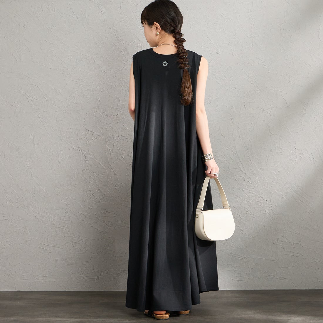 ORCIVAL [オーシバル] ノースリーブAラインシルエット カットワンピース [OR-C0534OEJ] BLACK &&モデル身長：150cm 着用サイズ：2&&