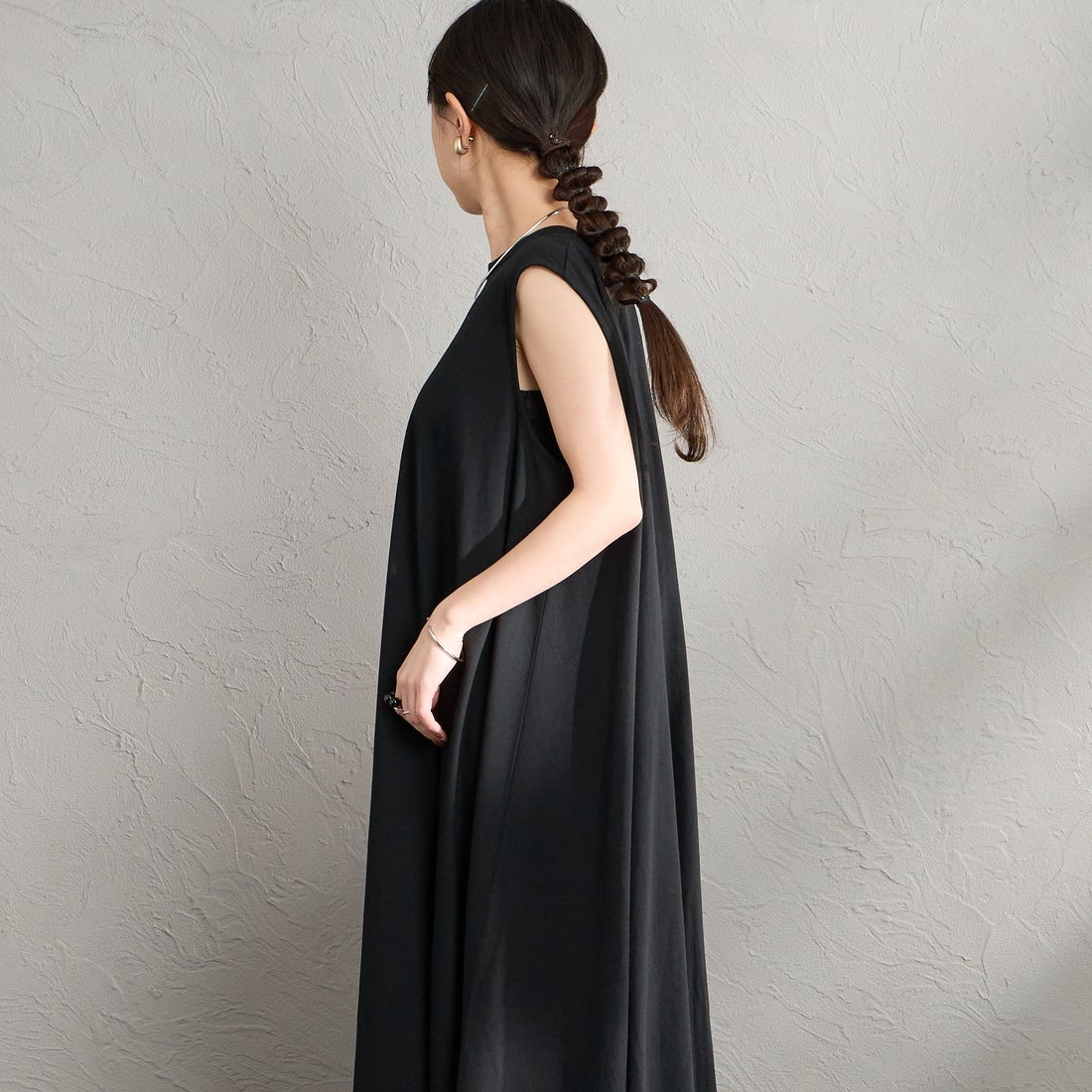 ORCIVAL [オーシバル] ノースリーブAラインシルエット カットワンピース [OR-C0534OEJ] BLACK &&モデル身長：150cm 着用サイズ：2&&
