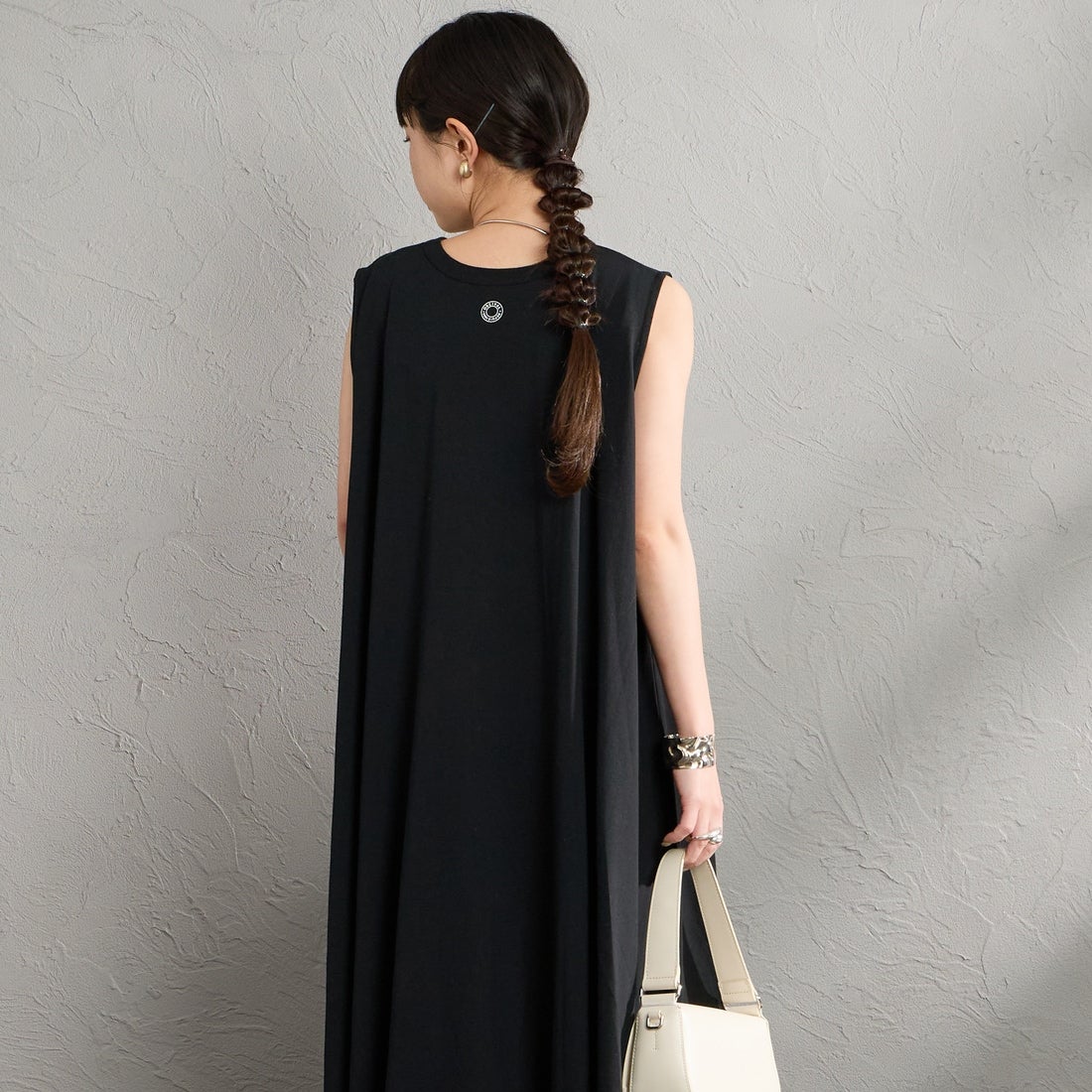 ORCIVAL [オーシバル] ノースリーブAラインシルエット カットワンピース [OR-C0534OEJ] BLACK &&モデル身長：150cm 着用サイズ：2&&