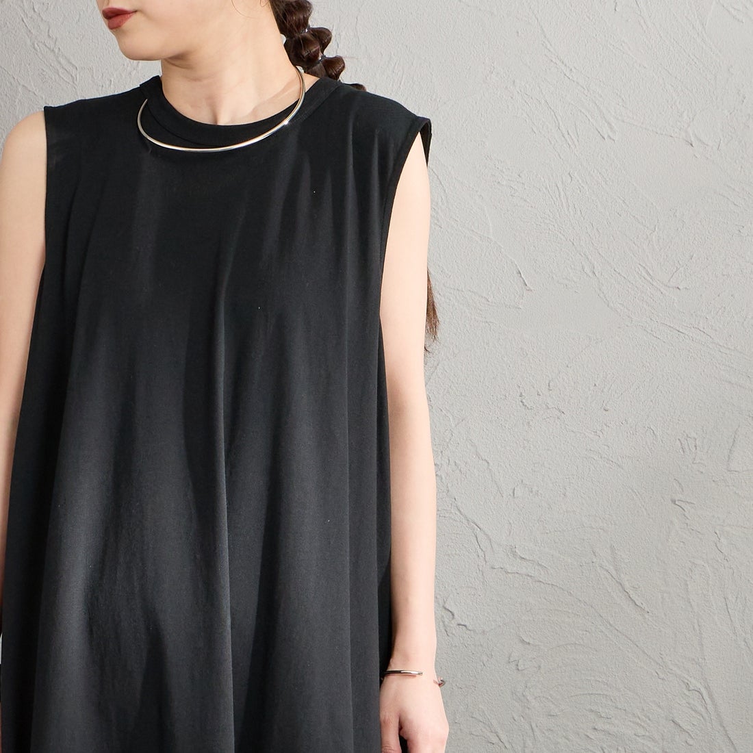 ORCIVAL [オーシバル] ノースリーブAラインシルエット カットワンピース [OR-C0534OEJ] BLACK &&モデル身長：150cm 着用サイズ：2&&