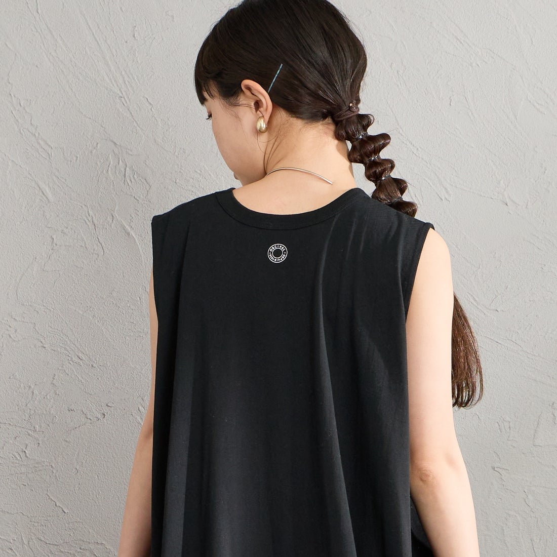 ORCIVAL [オーシバル] ノースリーブAラインシルエット カットワンピース [OR-C0534OEJ] BLACK &&モデル身長：150cm 着用サイズ：2&&