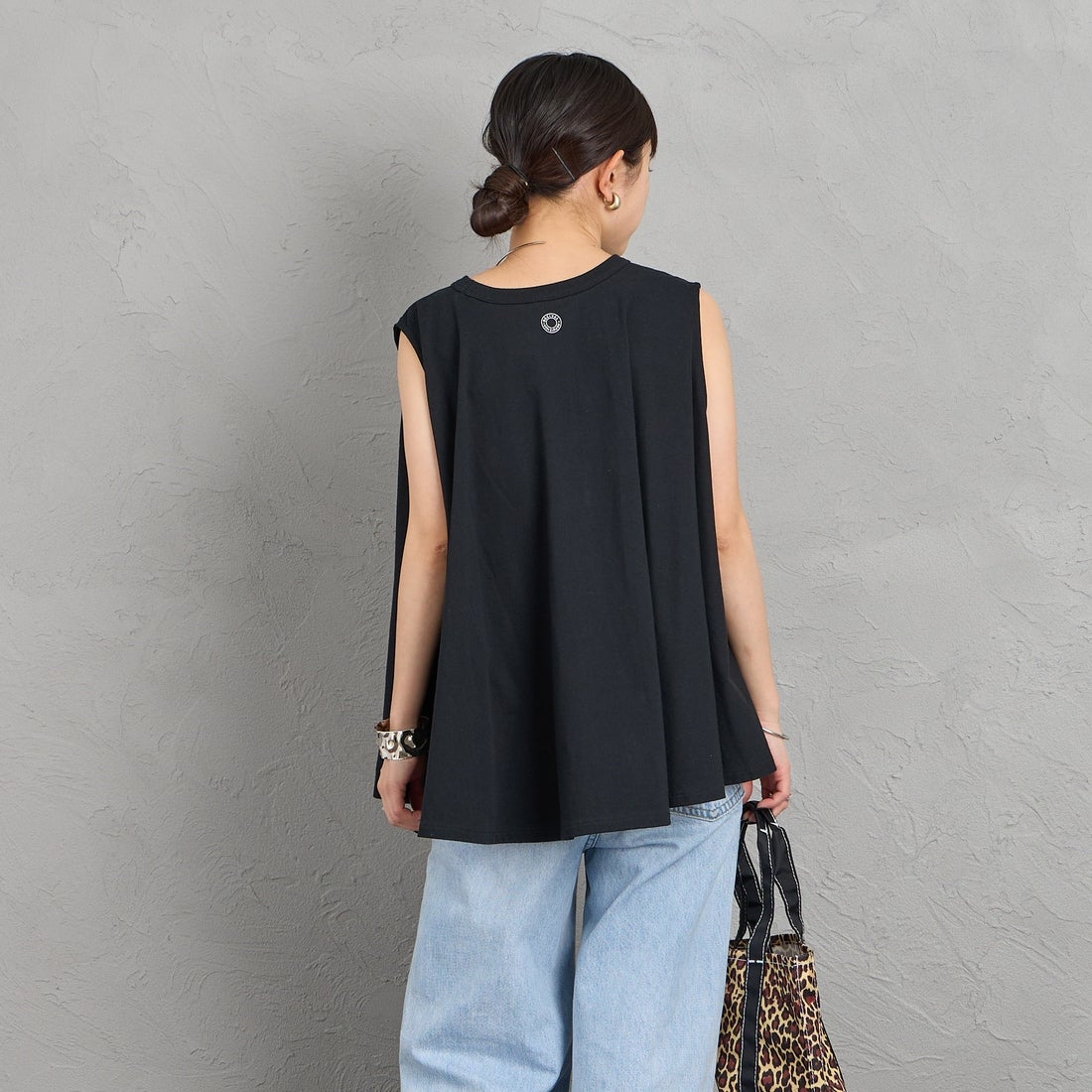 ORCIVAL [オーシバル] ノースリーブプルオーバー [OR-C0533OEJ] BLACK &&モデル身長：150cm 着用サイズ：1&&
