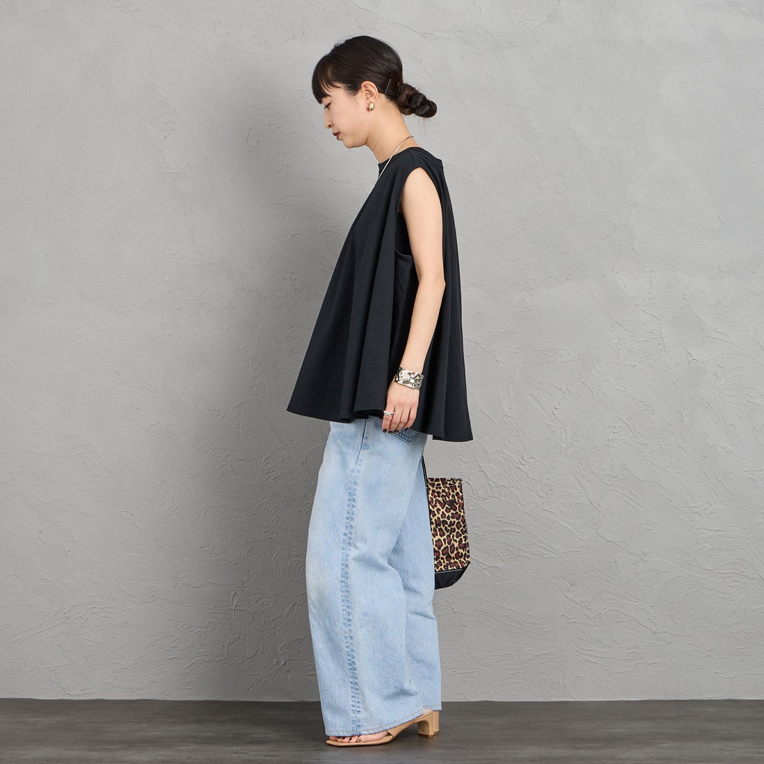 ORCIVAL [オーシバル] ノースリーブプルオーバー [OR-C0533OEJ] BLACK &&モデル身長：150cm 着用サイズ：1&&