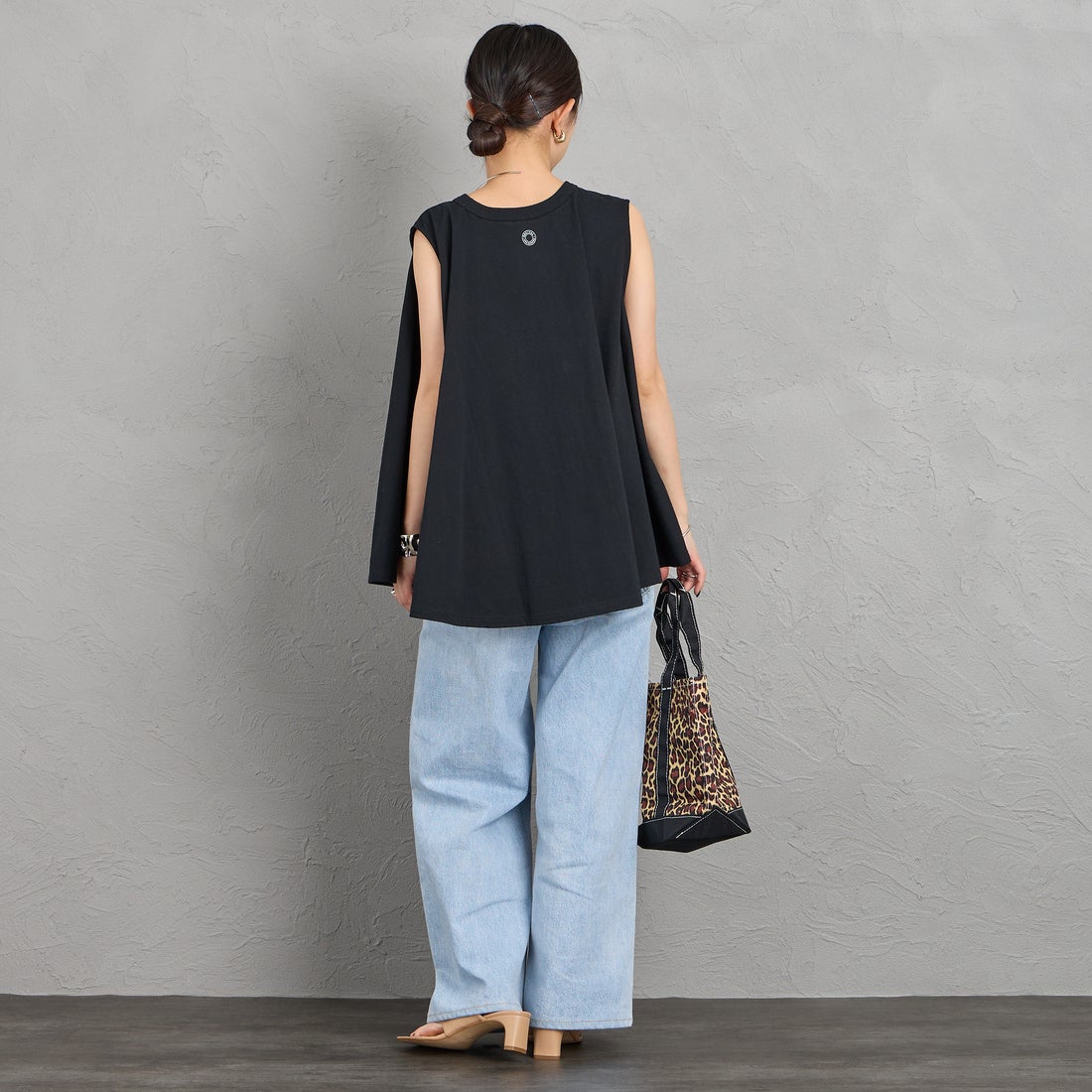 ORCIVAL [オーシバル] ノースリーブプルオーバー [OR-C0533OEJ] BLACK &&モデル身長：150cm 着用サイズ：1&&